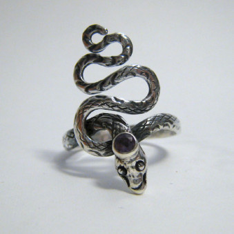 Ring-02 Serpent with stone in the head